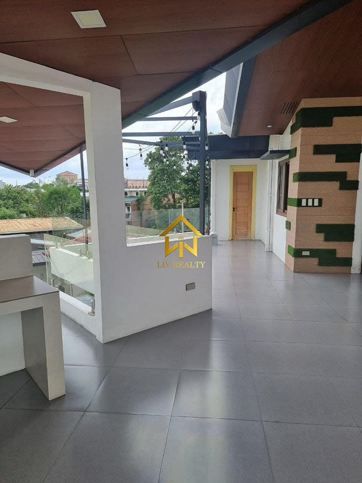 Unique Modern Elegant Home