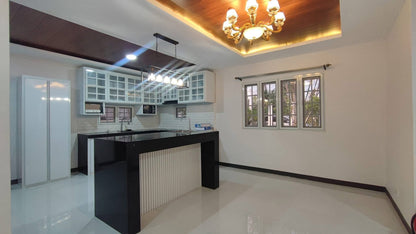 Bungalow Home With Pool