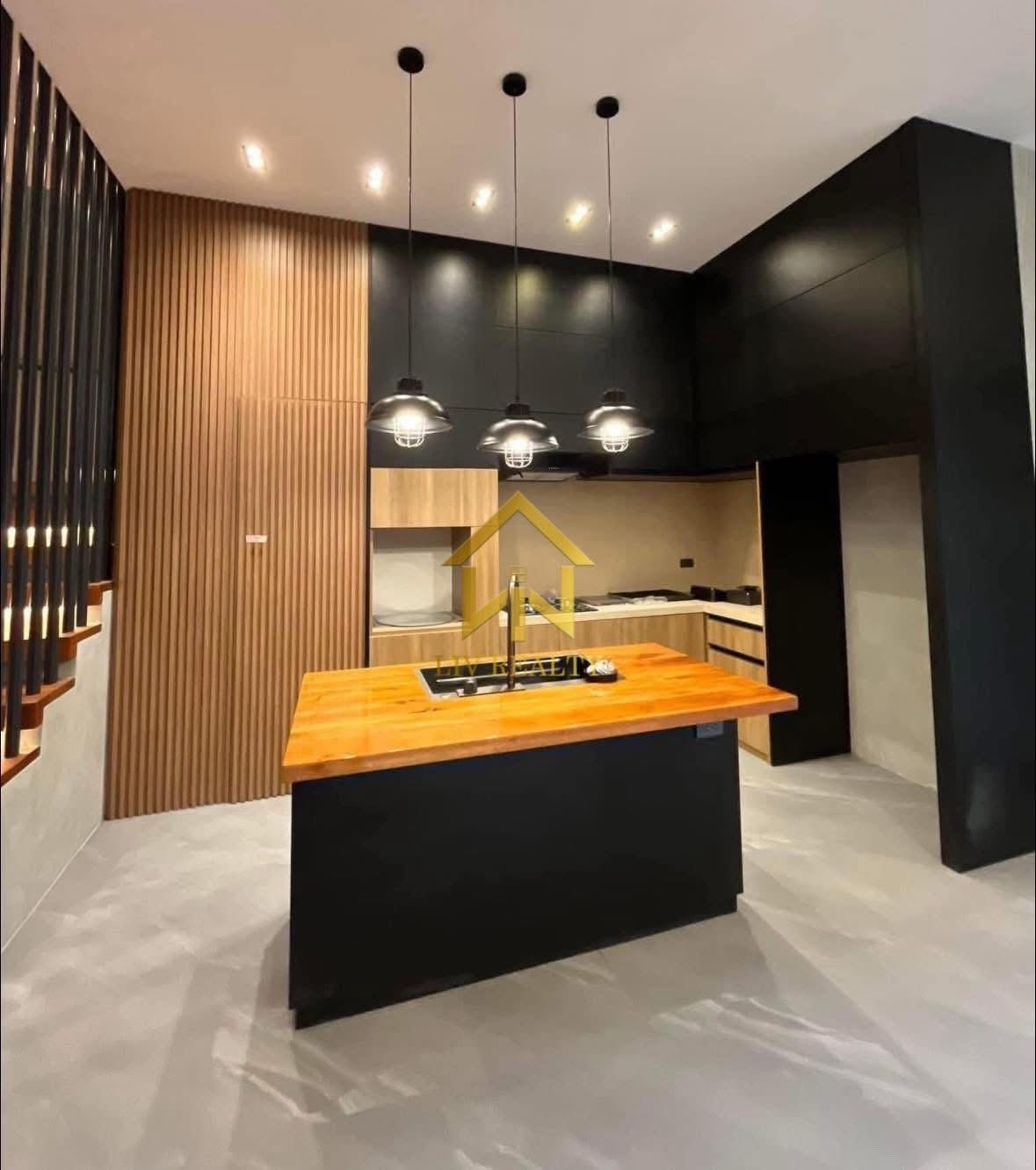 Luxurious Home with Pool