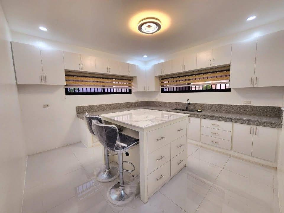 Spacious Bungalo Home with Pool