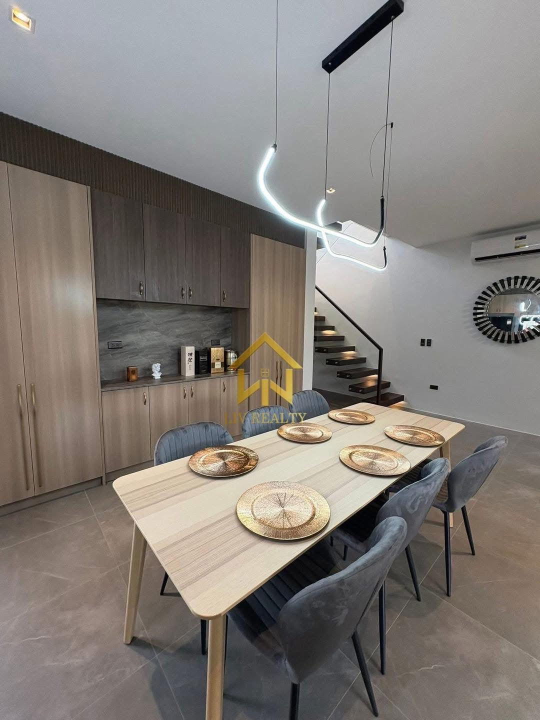 Modern Elegant House with Pool