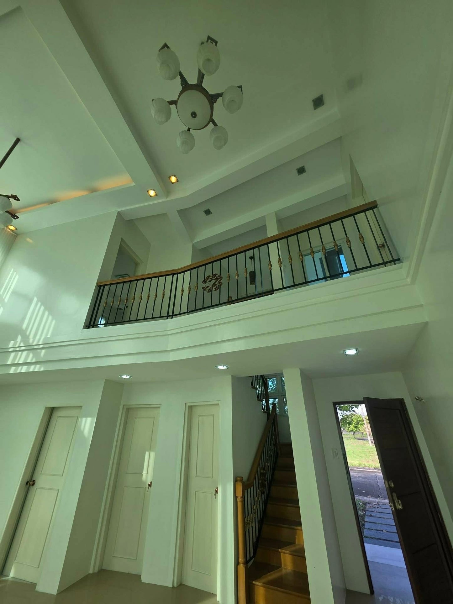 Corner Minimalist Home