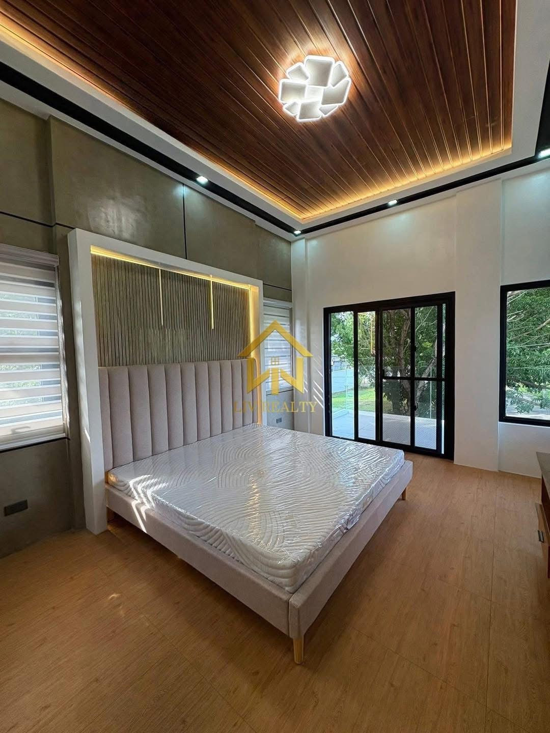 Modern Elegant home with pool