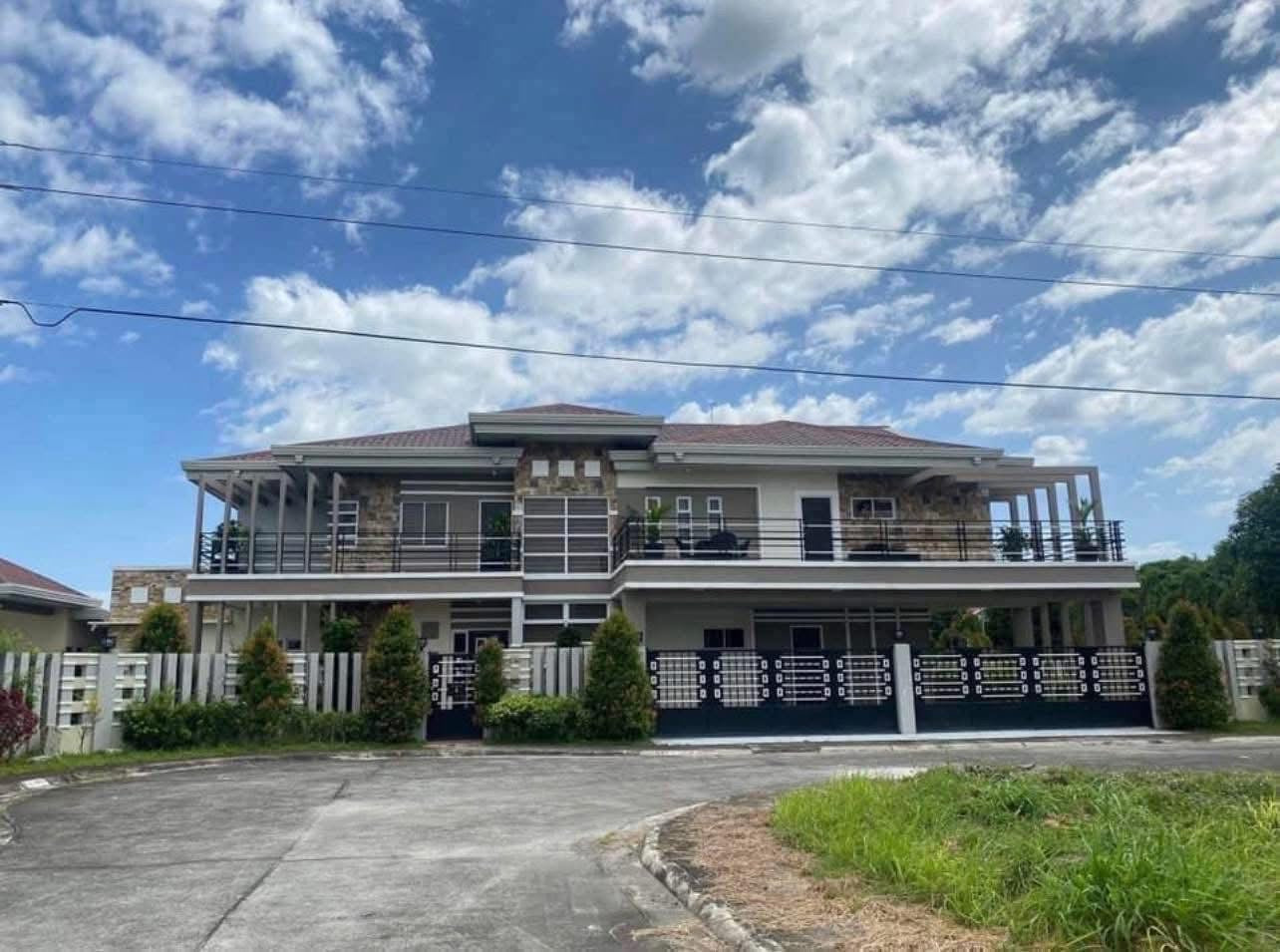 Spacious Mansion With Pool