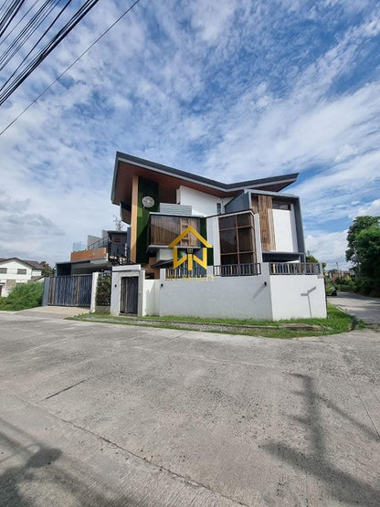 Unique Modern Elegant Home