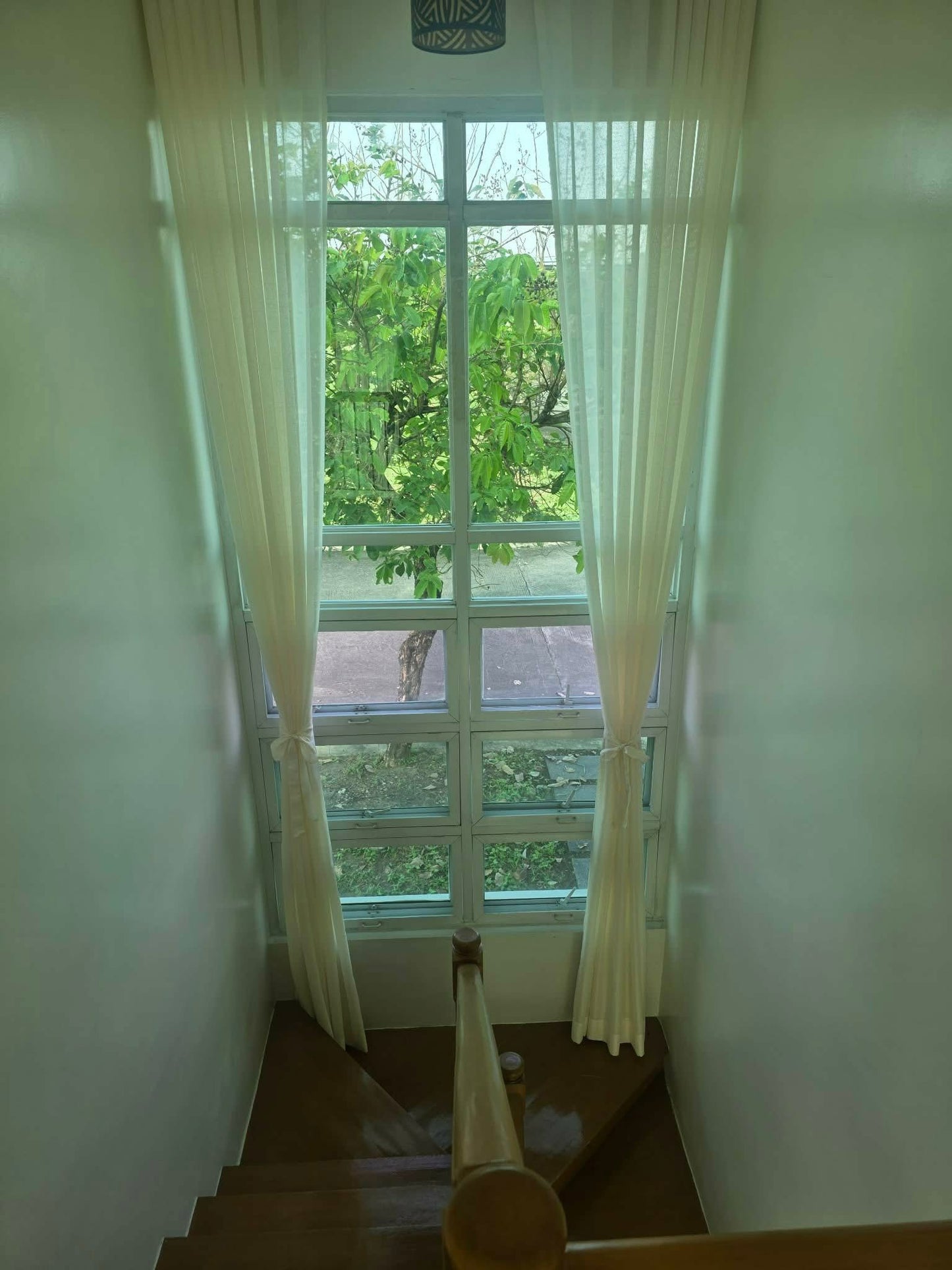 Corner Minimalist Home