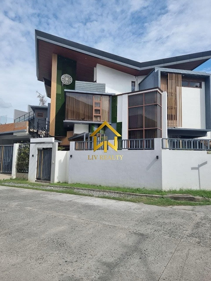 Unique Modern Elegant Home