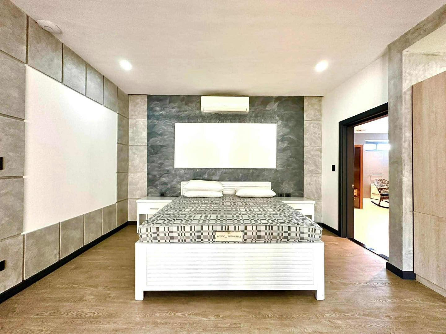 Huge House With Pool