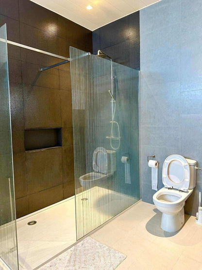 Huge House With Pool