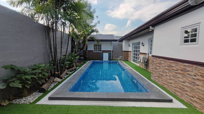 Bungalow Home With Pool