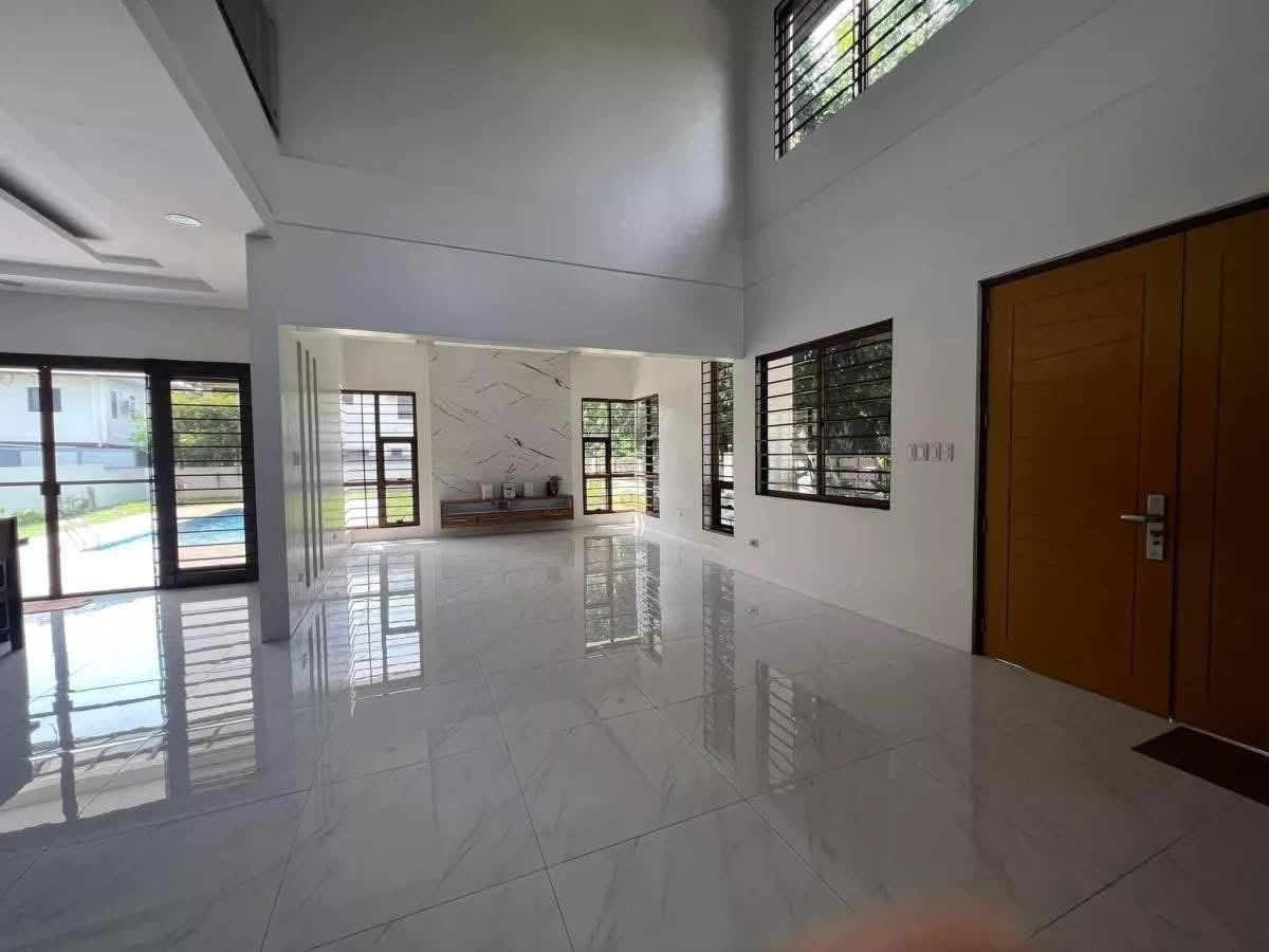 Spacious Beautiful House with pool