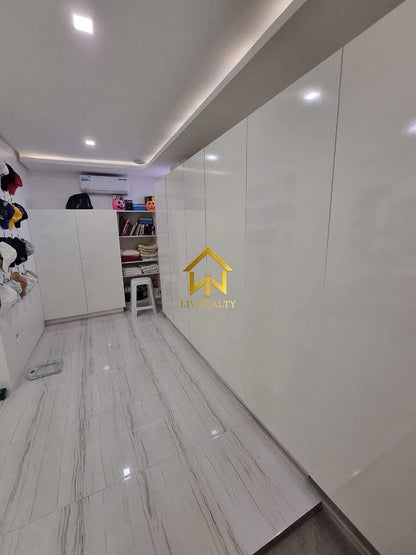 Unique Modern Elegant Home