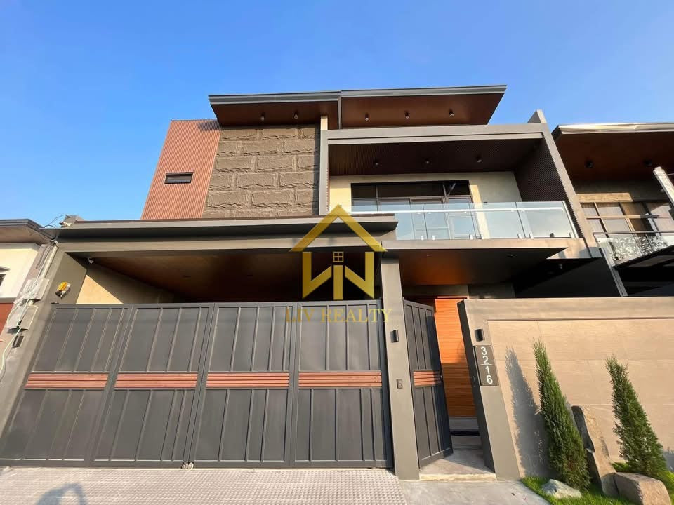 Luxurious Home with Pool