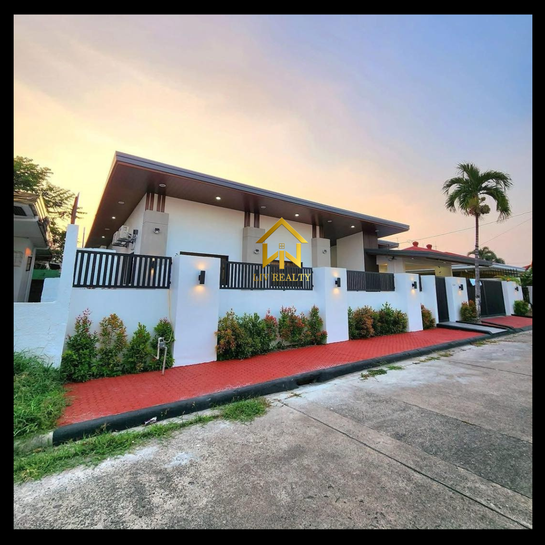 Spacious Bungalo Home with Pool