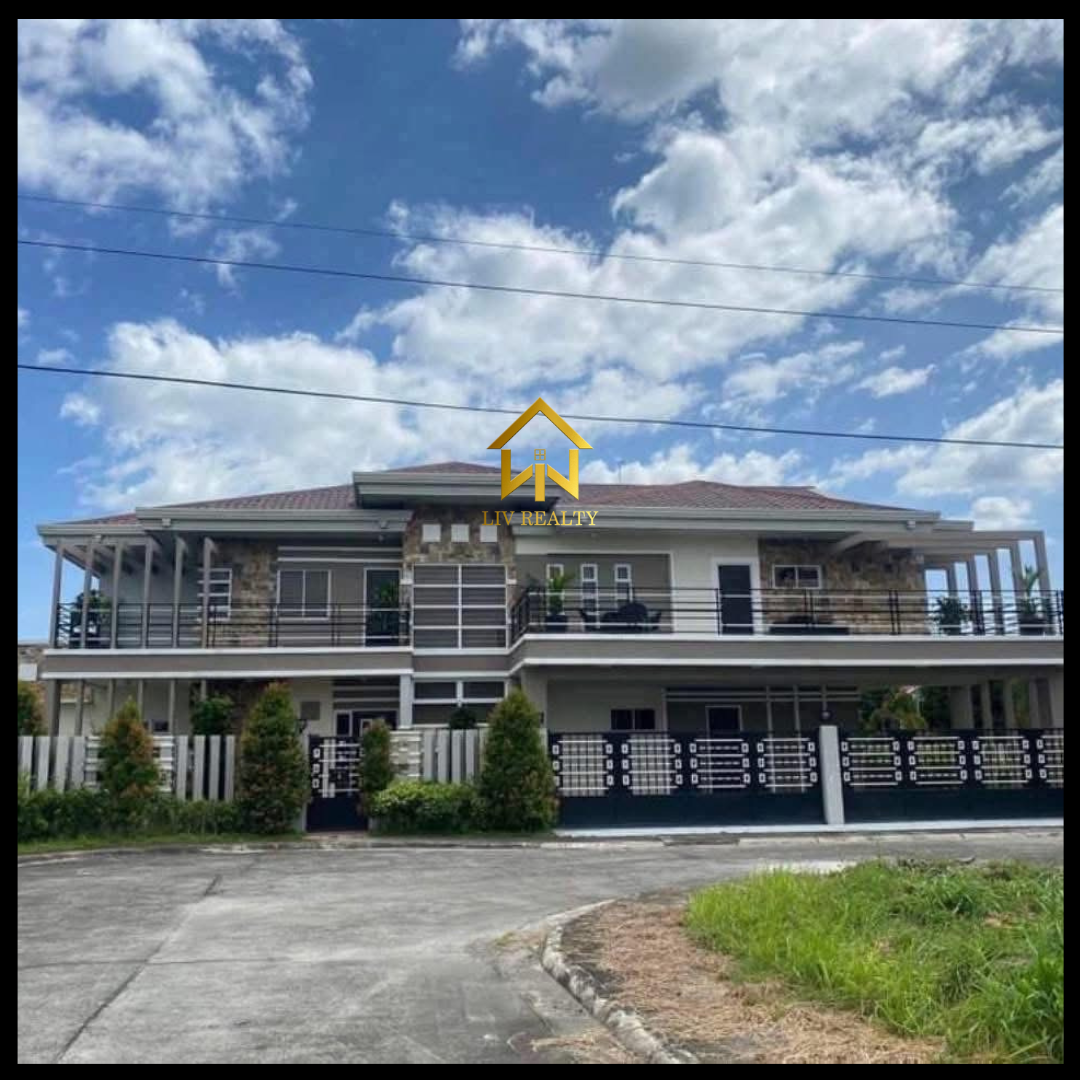 Spacious Mansion With Pool